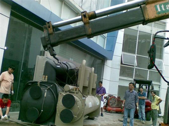 高陵区随车吊和汽车吊的核心区别是什么？哪种更省钱？