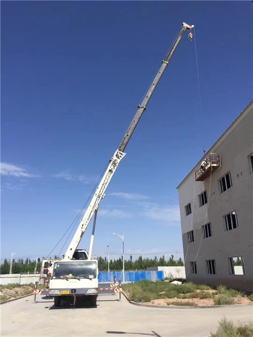 高陵区“轻装强干”—— 吊车的 “轻量化臂架” 技术